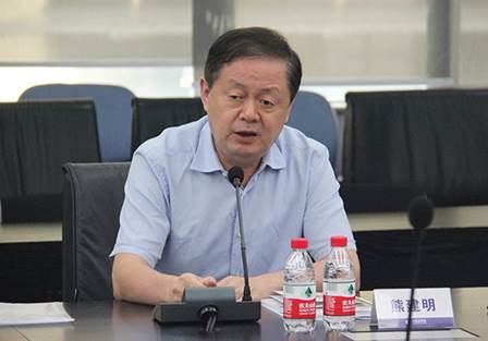 说明: F:\【资料与办公】\办公区\2.网站新闻\2019年\9月\2019.09.07 永利3044集团官网举办“高级管理人员研修班”培训\熊总（文中.jpg