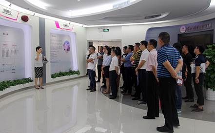 说明: F:\【资料与办公】\办公区\2.网站新闻\2019年\9月\2019.09.07 永利3044集团官网举办“高级管理人员研修班”培训\参观展厅（文中.jpg