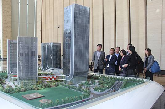 说明: F:\【资料与办公】\办公区\2.网站新闻\2019年\12月\2019.12.10 上海市松江区经济科技开发区党工委书记袁球坤一行莅临永利3044集团官网考察\参观（文中.jpg