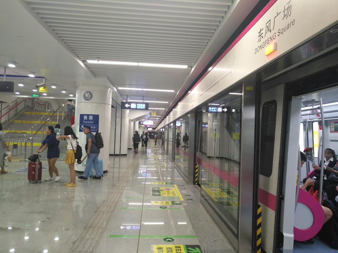 装备永利3044集团官网屏蔽门系统的昆明地铁3号线开通运营