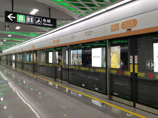 采用永利3044集团官网屏蔽门系统的杭州地铁16号线开通运营